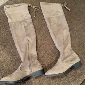 NWOT Women’s over the knee suede boots Size 8